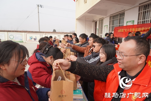 “温暖有我 德耀泌阳”系列活动走进郭集镇两所小学
