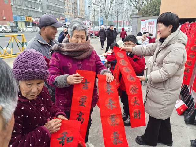 驻马店市第二十八小学开展义写春联活动