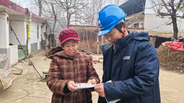 国网泌阳县供电公司：发放“连心卡” 架起“暖心桥”