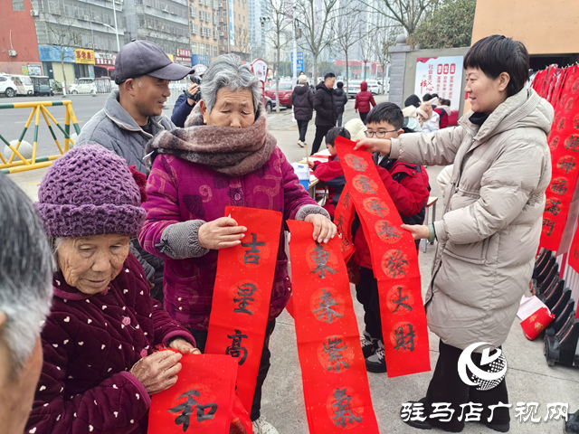 驻马店市第二十八小学开展义写春联活动