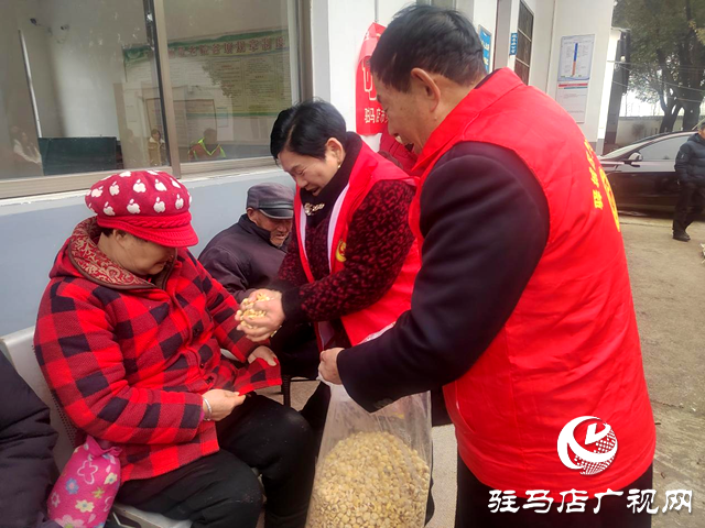 中国好人潘永峰夫妇一行慰问遂平县石寨铺镇敬老院老人