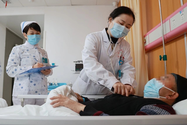 驻马店市中医院多学科协作，成功抢救突发大出血的双胎孕妈