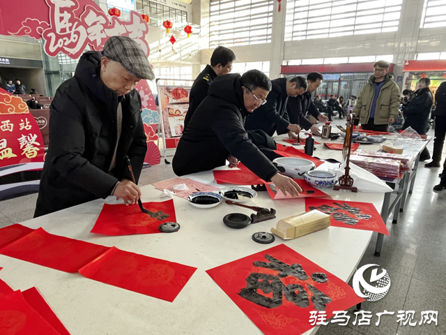驻马店西站：书法家挥毫赠春联 暖心福袋伴归途
