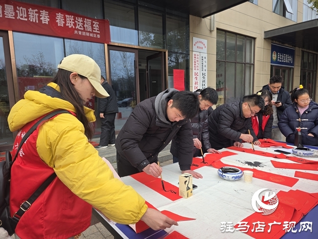 驿城区：笔墨传情暖人心 “春联送福”增添浓浓年味