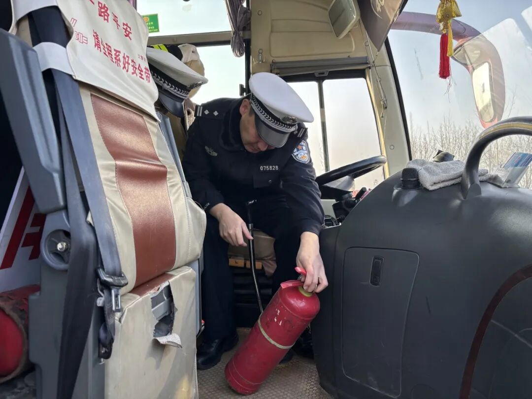 平舆交警：筑牢春运交通安全防线