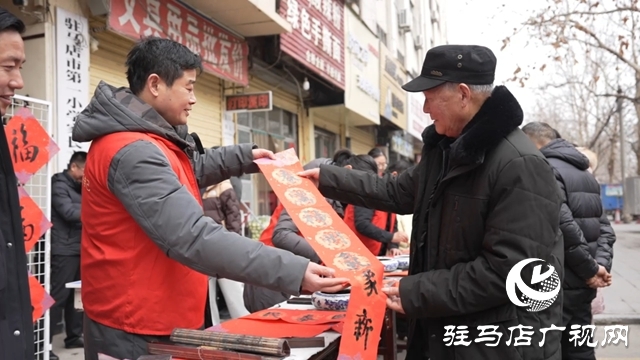 驻马店市第一小学举行迎新春义写春联活动