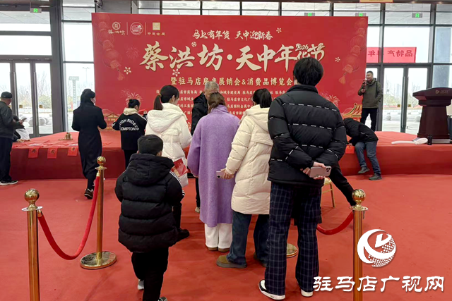 年货节里飘墨香 市民排队领“福”忙