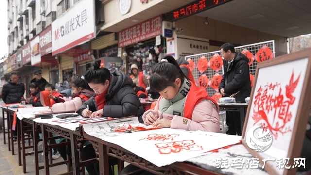 驻马店市第一小学举行迎新春义写春联活动