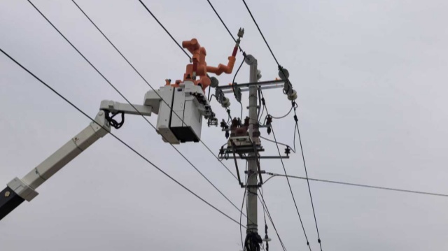 国网驻马店供电公司：带电作业机器人“上岗” 配网运维迈入智能新阶段