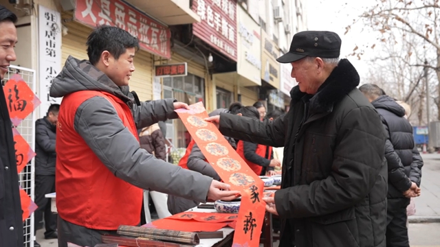 驻马店市第一小学举行迎新春义写春联活动