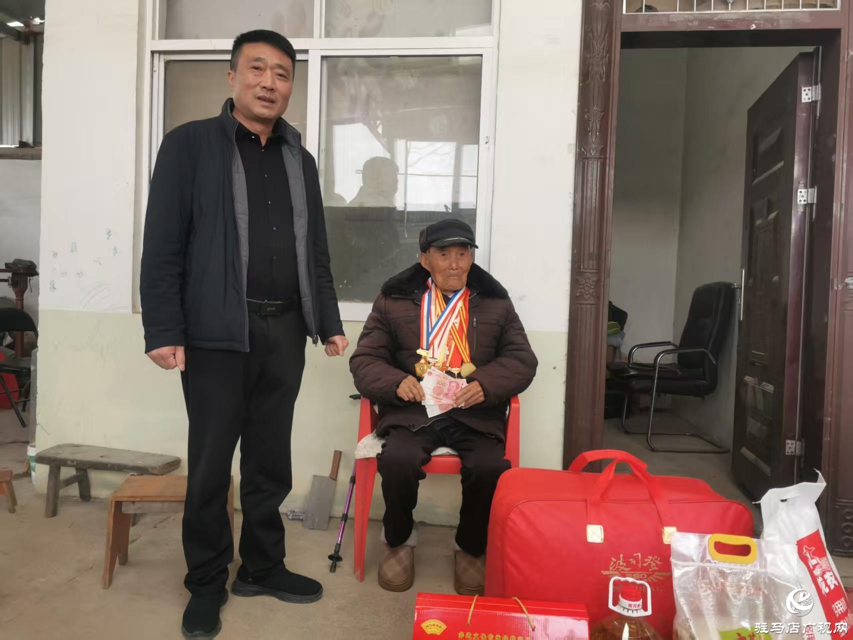 正阳县退役军人事务局春节前夕慰问高龄功勋老兵