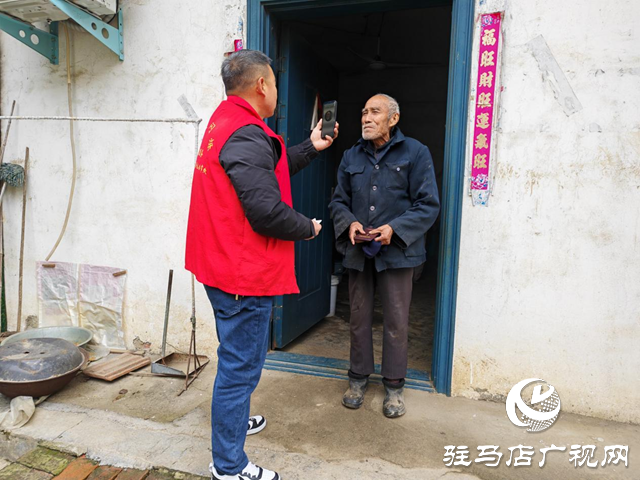  贾庄居委会养老认证送上门 暖心服务送到家