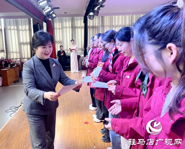 驻马店市实验幼儿园举行迎新春联欢会