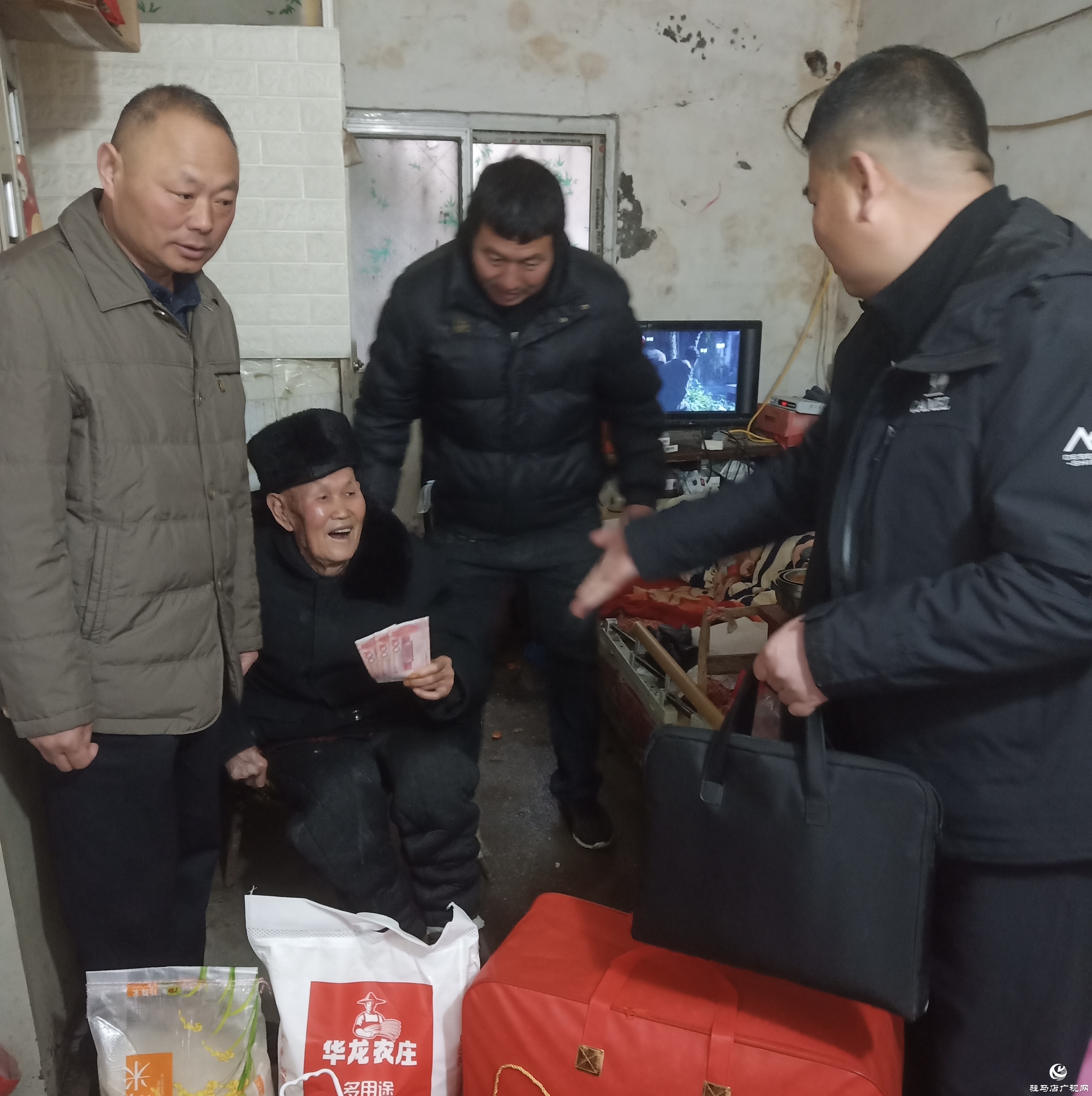 正阳县退役军人事务局春节前夕慰问高龄功勋老兵