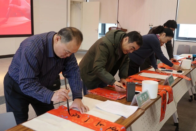 驻马店市中心医院开展&ldquo;迎新春&middot;送福联&rdquo;活动