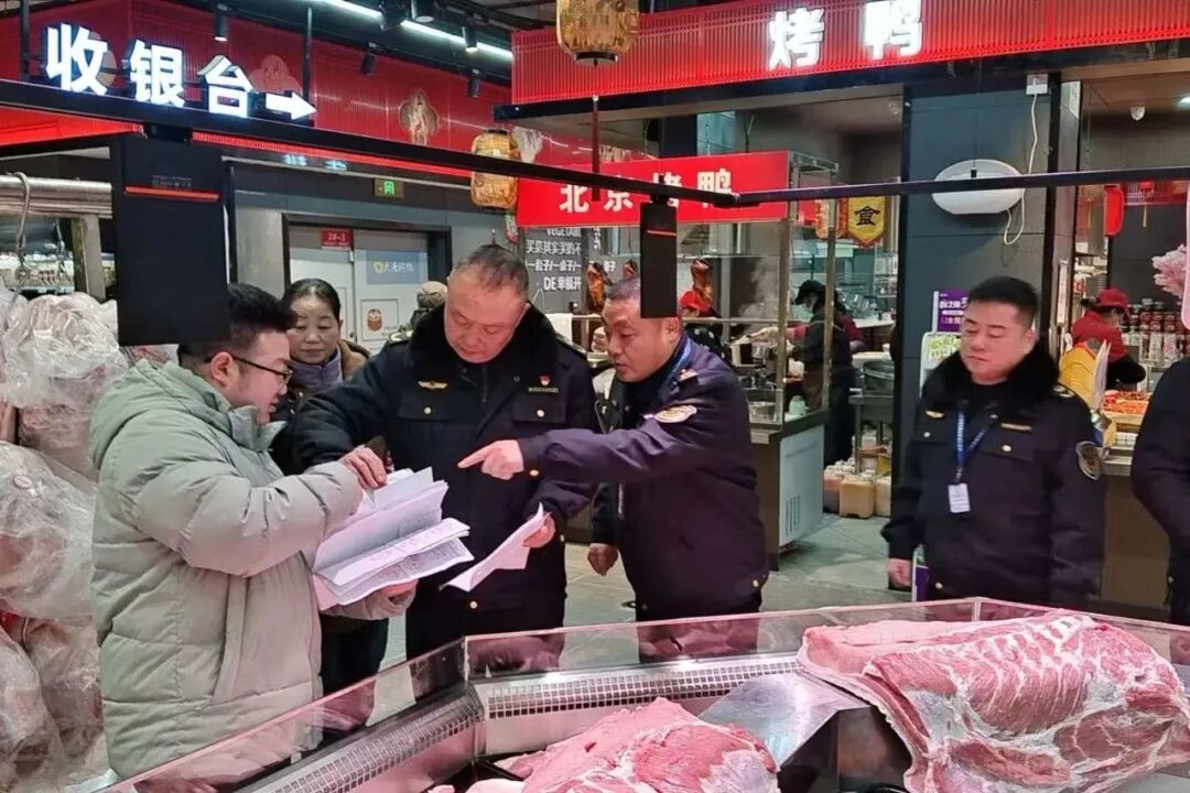 驻马店市市场监管局全面开启节前食品市场专项执法检查行动。