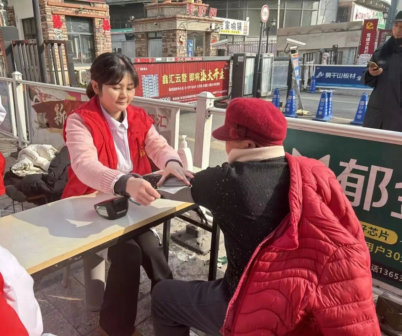 中医护航血压健康 义诊服务情暖莱茵湖——驻马店市中医院开展社区惠民义诊活动