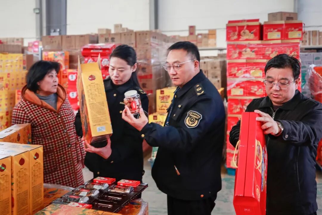 驻马店市市场监管局全面开启节前食品市场专项执法检查行动。