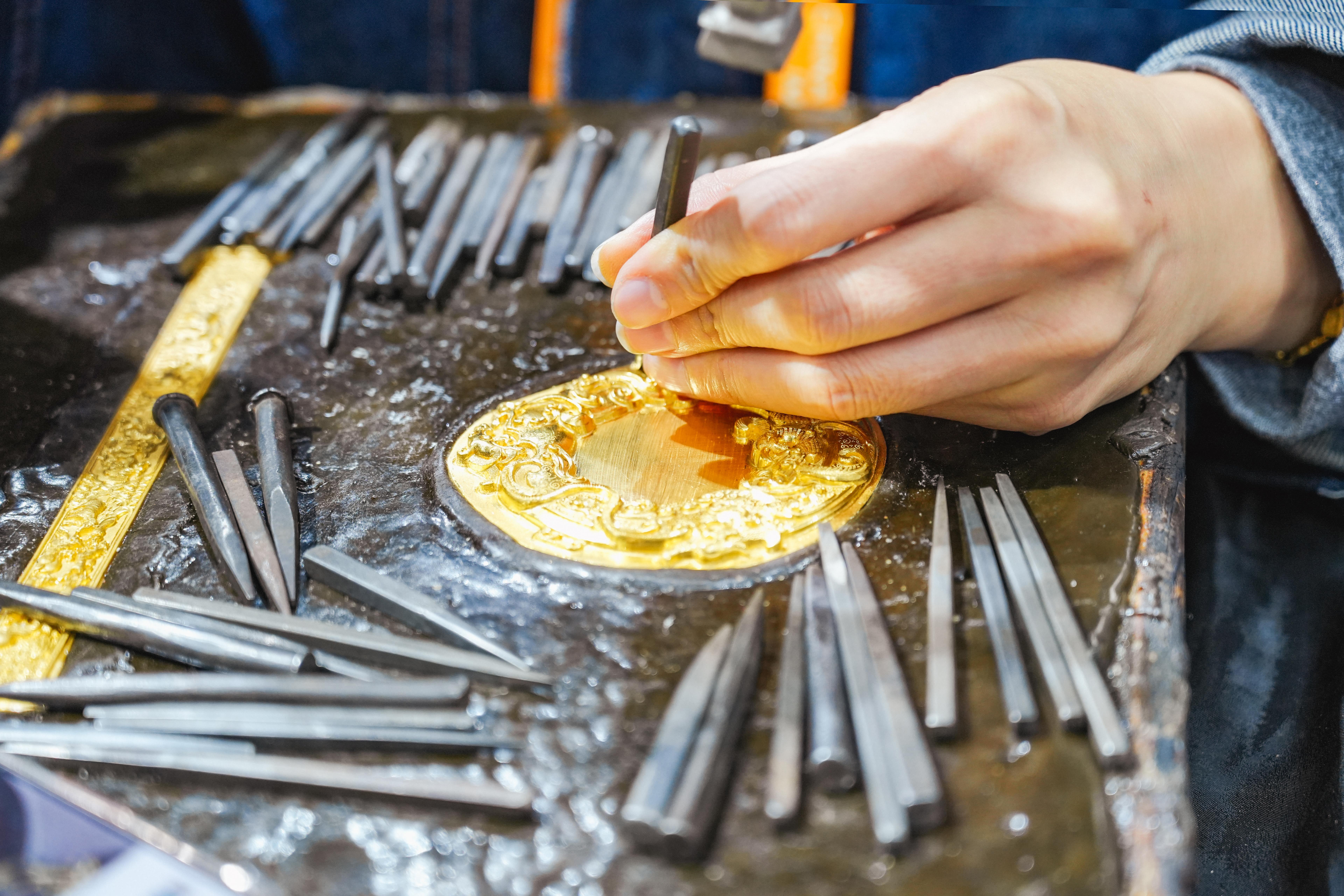 打金店“1个月扫出1700克金粉”引热议 黄金加工损耗由谁承担？