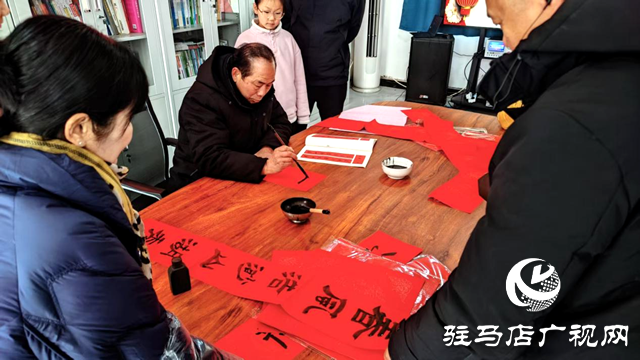 确山县竹沟镇：挥毫写春联 送福迎新年