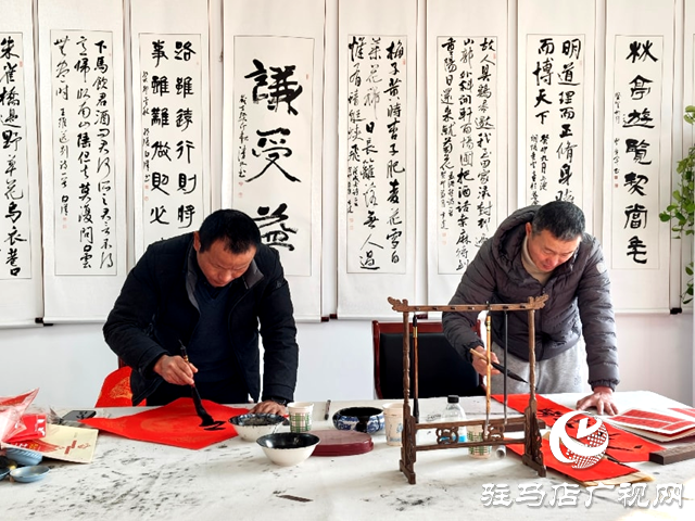 确山县普会寺镇：骏马奔腾迎新春 丹青妙笔送吉祥