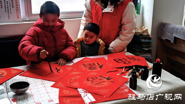 确山县竹沟镇：挥毫写春联 送福迎新年