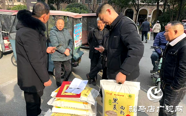 金山办事处翟庄居委会开展新春福利发放活动