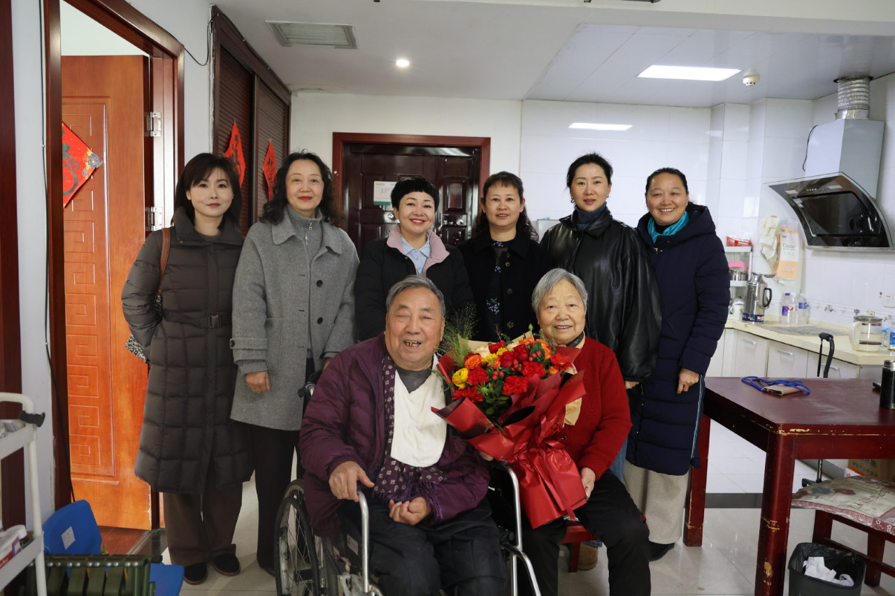 驻马店市中医院组织走访慰问退休干部、返聘专家、困难党员和援疆人员