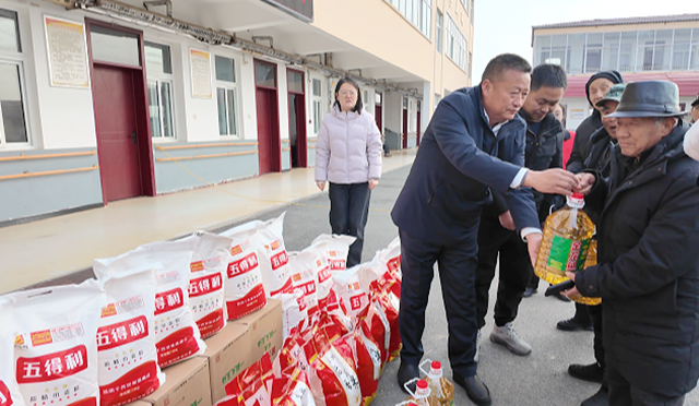 物资送关怀 戏曲暖人心