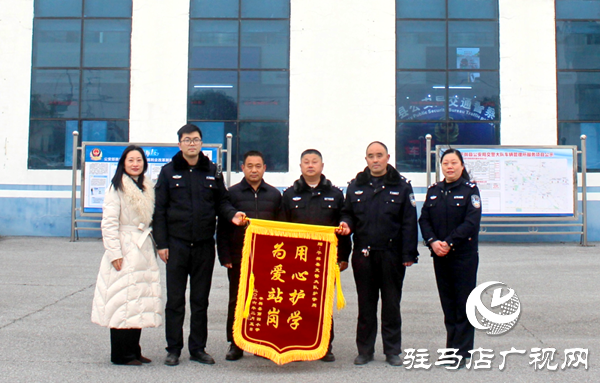 平舆县第四小学向平舆县交警大队赠旗致谢倾情守护校园周边安全