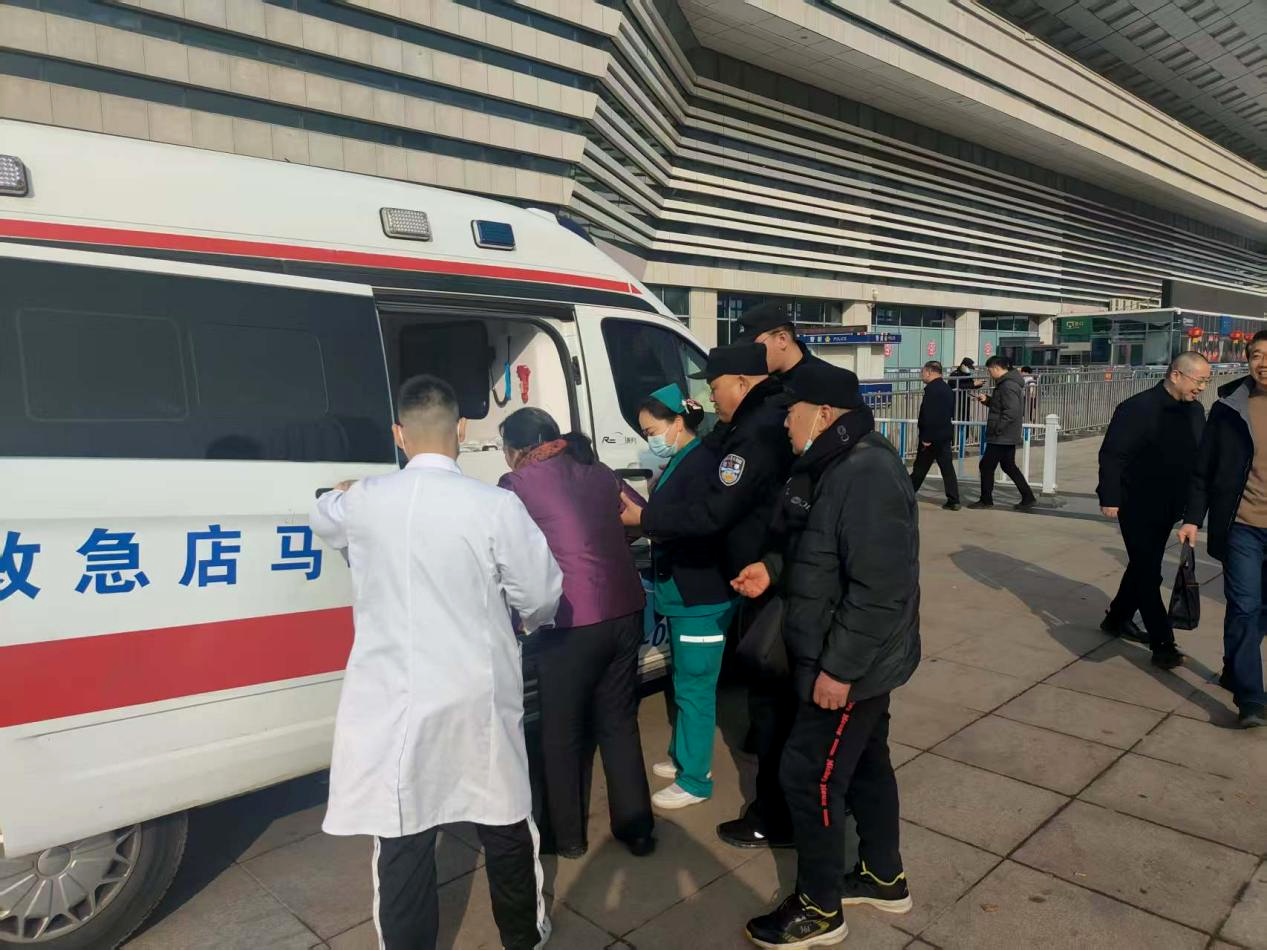 驻马店市公安局示范区分局：旅客突发不适  民警及时施助