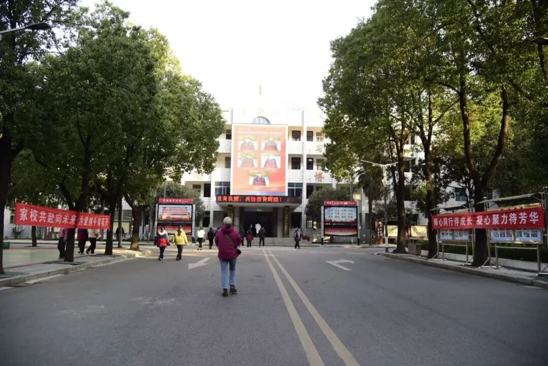  双向奔赴育新苗，同心聚力赴征程——驻马店育英中学高二高三年级家长会