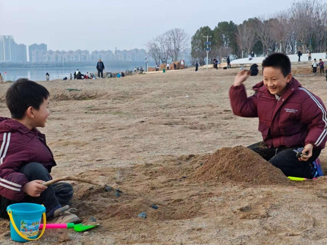 驻马店：寒假亲子时光添暖意 公共场所“陪伴热”升温