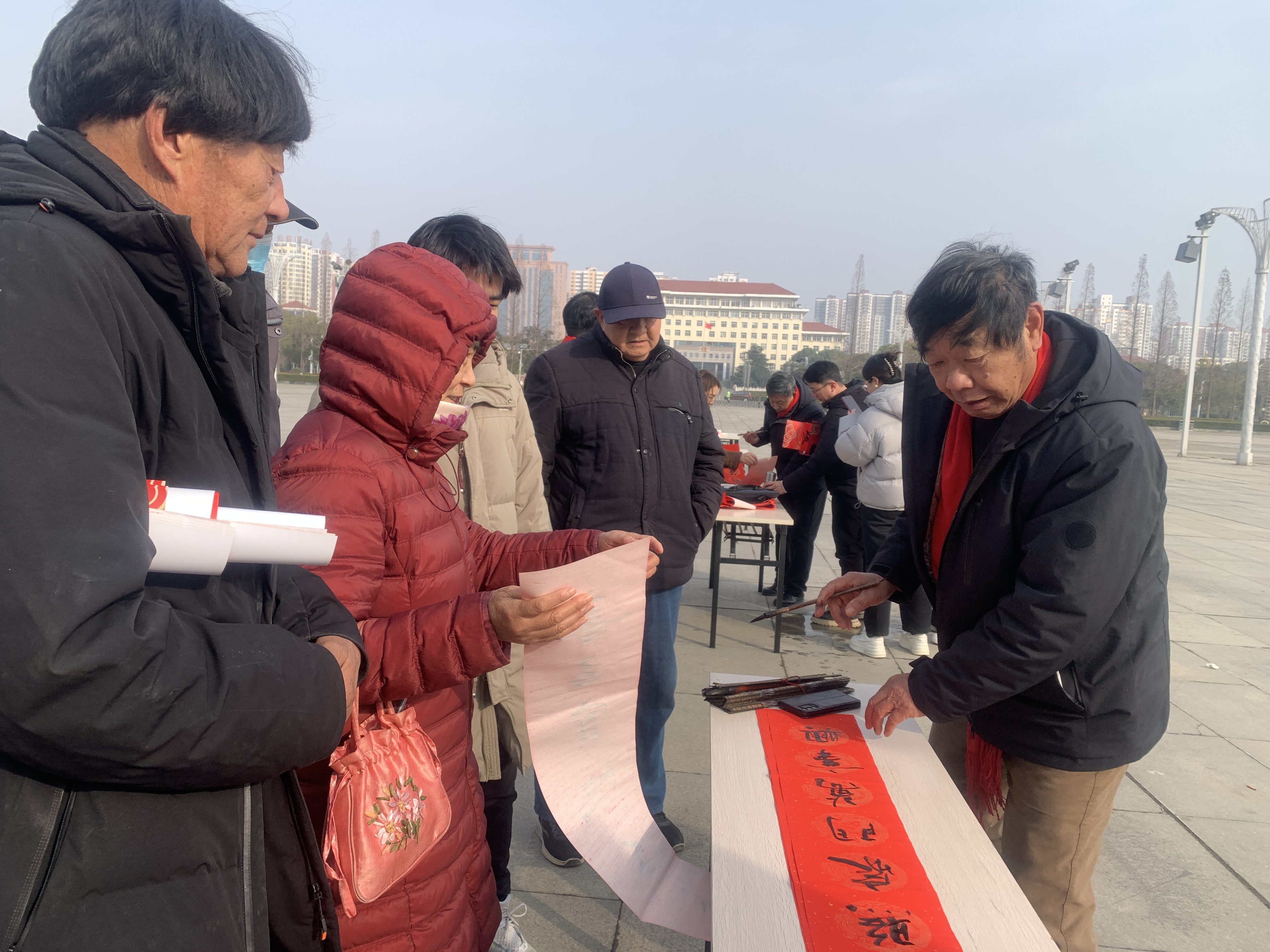 百花迎新 翰墨送福  驻马店市文艺界义写春联公益活动温暖举行