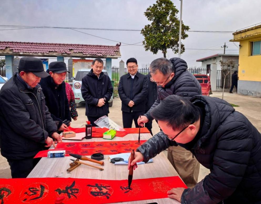 新春送暖润民心 校地同心促振兴 --驻马店幼专赴帮扶村开展2026年春节慰问活动 