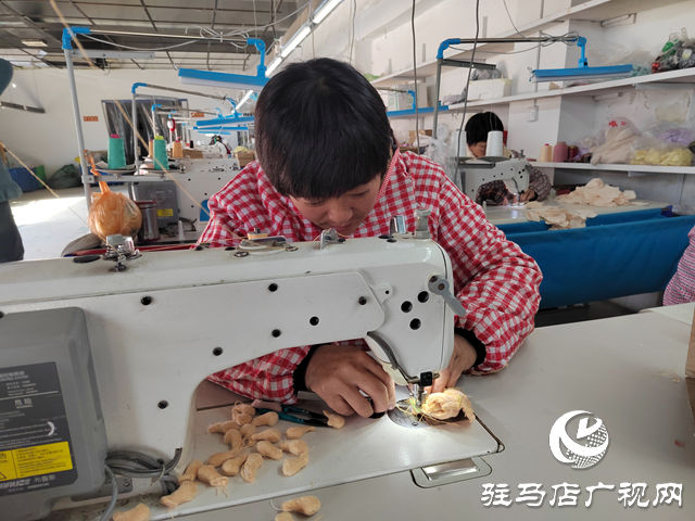 上蔡县杨屯乡杨仕位村： 毛绒玩具缝出乡村振兴新图景