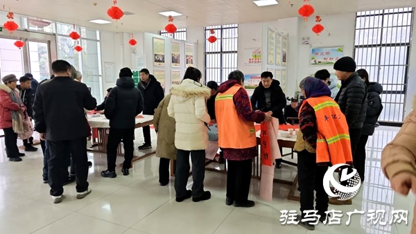 平舆县文联组织书法爱好者开展“笔墨凝书香春联送吉祥”文化惠民活动