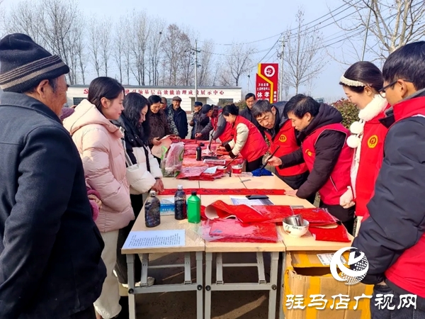 平舆县文联组织书法爱好者开展“笔墨凝书香春联送吉祥”文化惠民活动