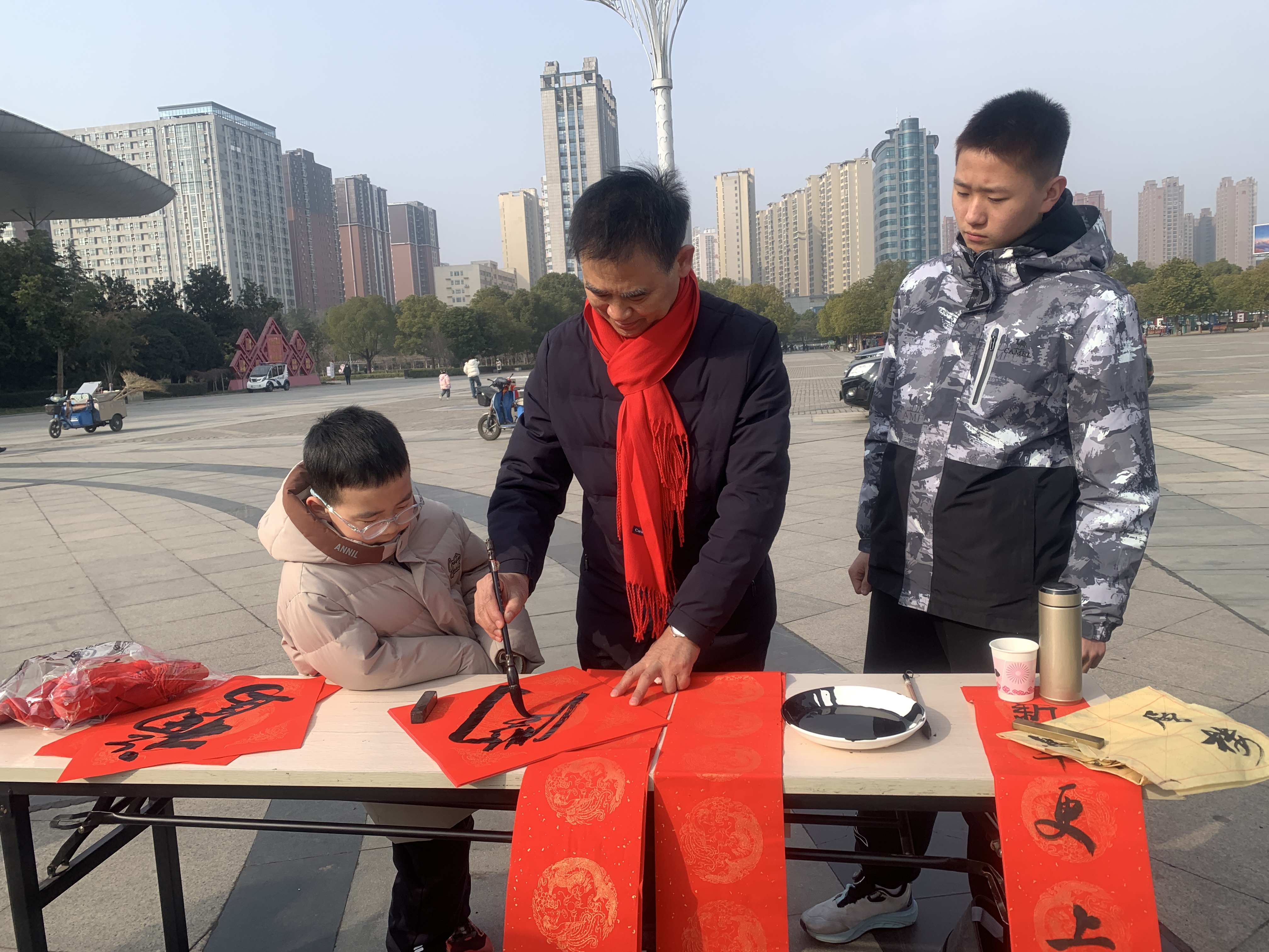 百花迎新 翰墨送福  驻马店市文艺界义写春联公益活动温暖举行