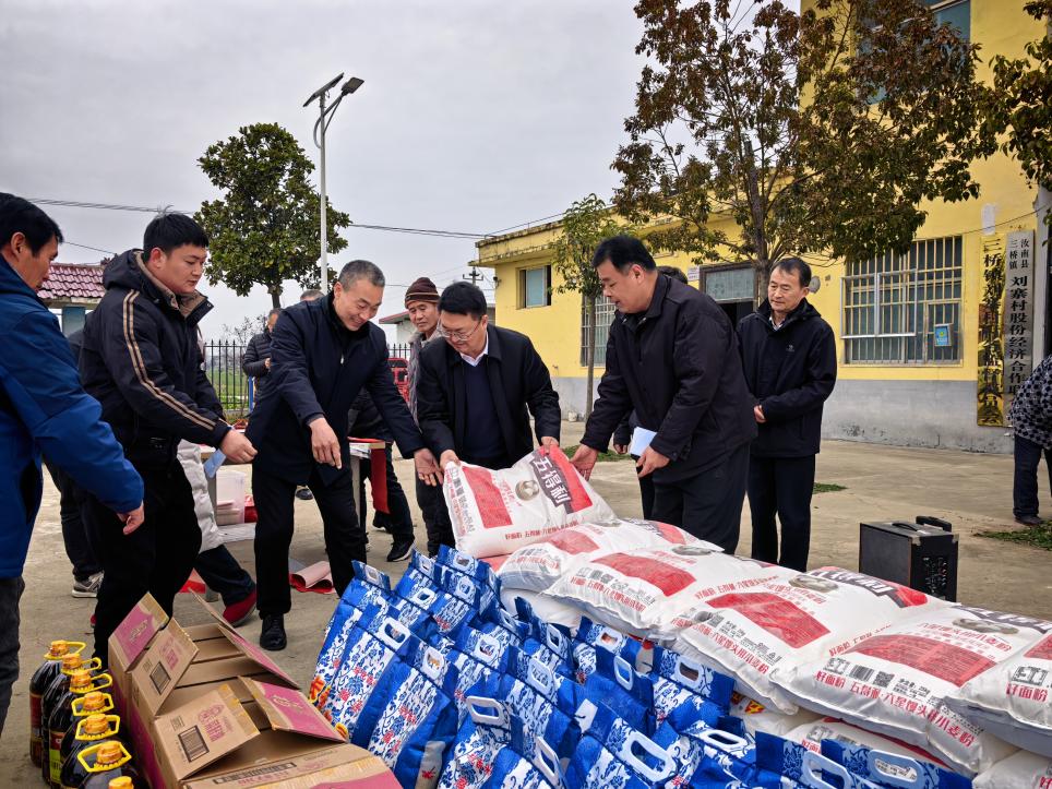 新春送暖润民心 校地同心促振兴 --驻马店幼专赴帮扶村开展2026年春节慰问活动 