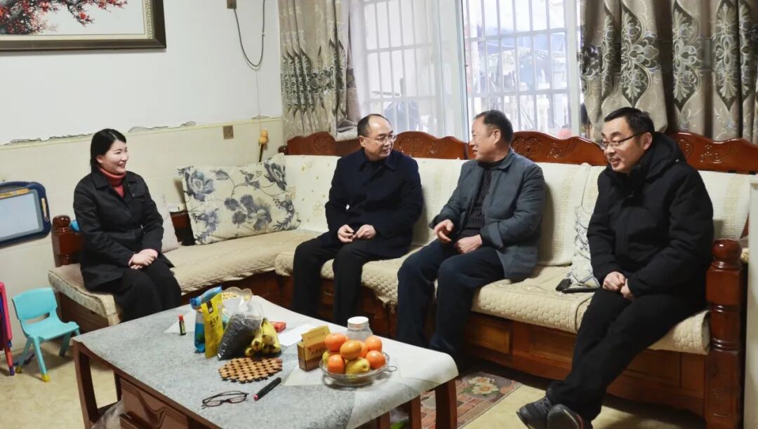 正阳县检察院走访慰问退休老干部