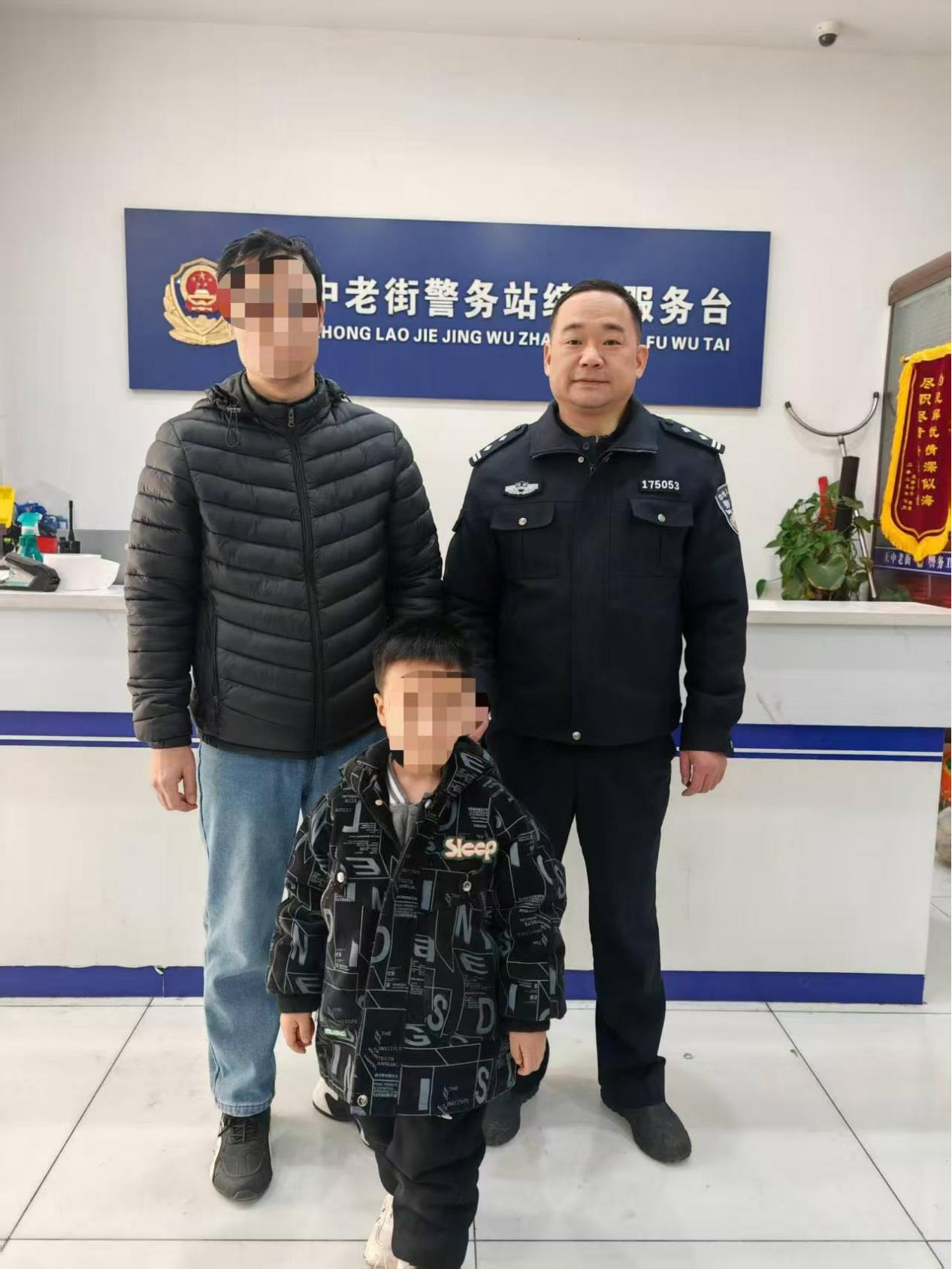 开发区公安分局: 民警深夜暖心守护走失幼童