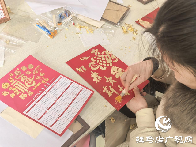驿城区顺河街道“喜迎新春·金彩送福”金箔画手工DIY活动