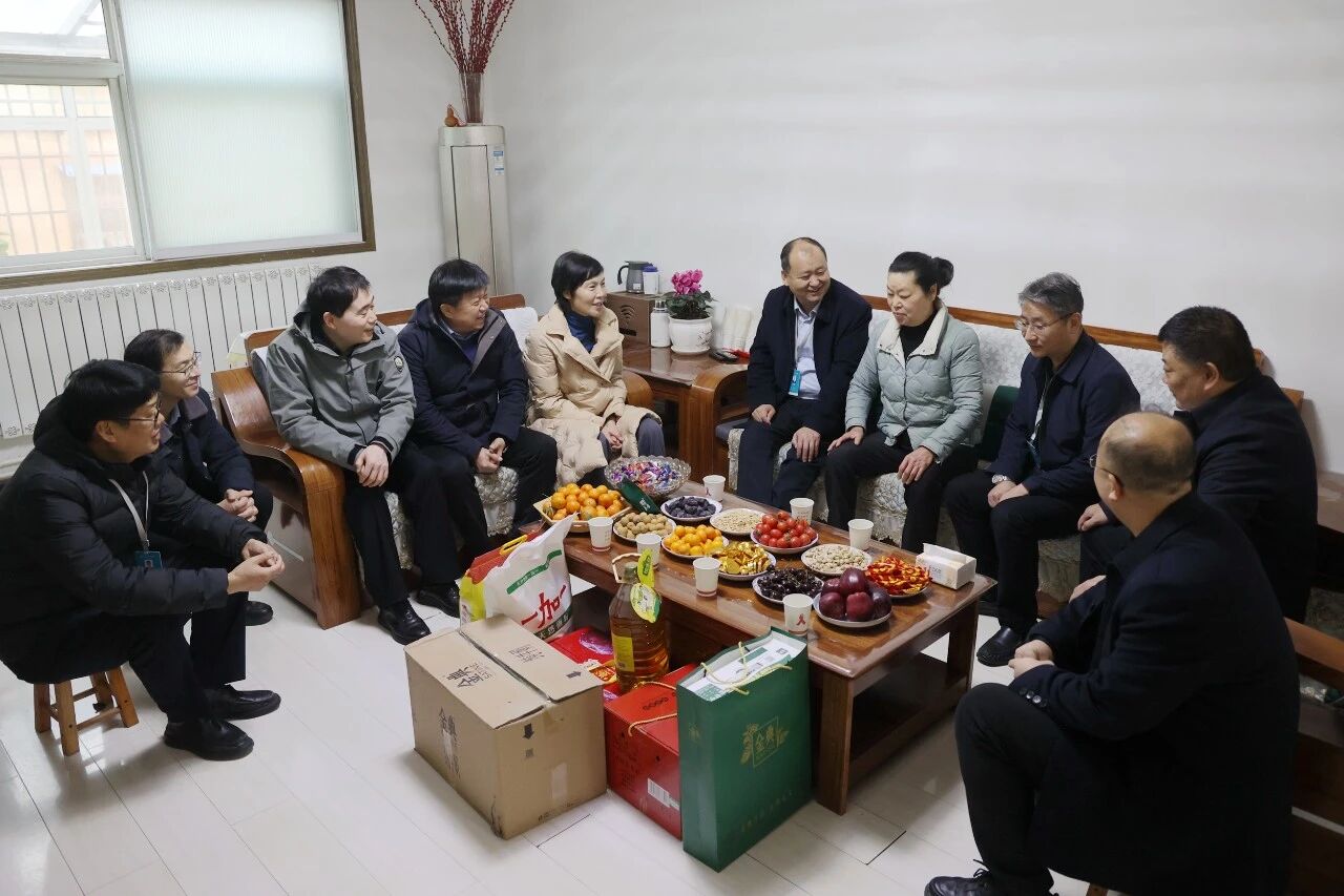 驻马店市中心医院组织走访慰问劳模、困难职工和援疆人员