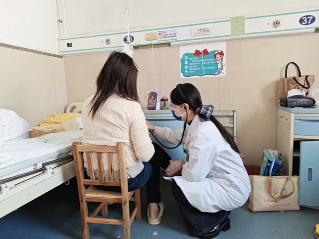 驻马店市第一人民医院儿科医生温情守护患儿家庭