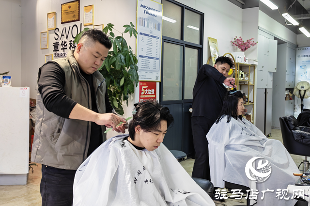 驻马店节前理发店爆满 &ldquo;头顶大事&rdquo;拉满新年仪式感