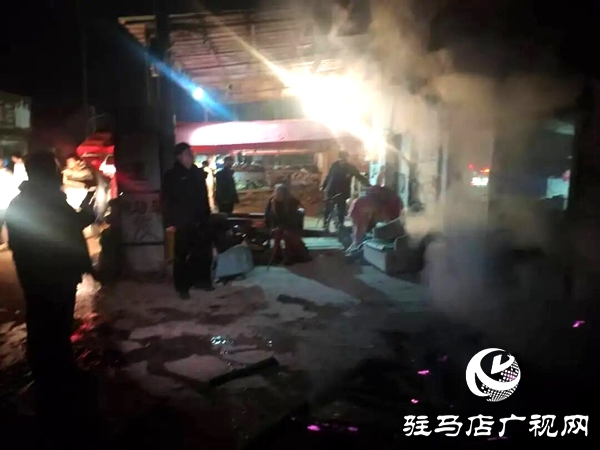 全媒体记者 朱建峰 通讯员 白雪 罗涛 &ldquo;感谢民辅警的辛勤付出，不仅挽救了我母亲的生命，也让我们的一家人感受到了社会的关爱。&rdquo;2月13日，居民刘先生来到平舆县公安局射桥派出所，将一面印有&ldquo;救人于火 警民情深&rdquo;的鲜红锦旗和一封饱含深情的感谢信送到民辅警手中，以此表达深深谢意。  2月11日凌晨，射桥派出所民警黄浩然、王中鹏带领辅警冯朝威、杨东豪在辖区开展夜间巡逻。行至马庄村委马桥街时，发现一处民房外柴草堆正在燃烧，火焰不断蹿升，浓烟正向屋内蔓延，情况万分危急。  民辅警第一时间果断处置、分工协作：一组利用随身装备和就近水源快速压制明火，严防火势扩大；另一组不顾浓烟呛鼻、毅然冲进屋内排查。经紧急搜寻，发现屋内一位有八旬老人仍在熟睡，对身边险情浑然不觉。民警唤醒老人，全程搀扶护送，快速将老人转移至安全地带。此时屋内已烟雾弥漫，所幸救援及时，老人身体并无大碍。随后，民辅警彻底清理火场余烬，确认无复燃隐患后才撤离现场。  警方在此提醒：冬季天干物燥，请注意用火用电安全，及时清理房前屋后柴草、杂物等易燃物品。独居老人应增强防火意识，家属需加强日常照护与安全提醒，严防火灾事故发生。