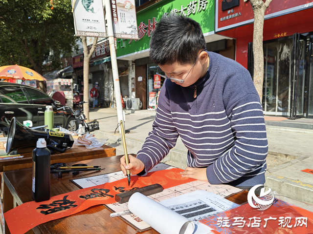 买卤肉肠送春联!关王庙街这对父子火了
