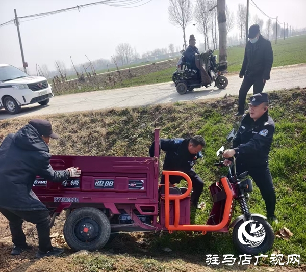 平舆县六旬老人翻车坠沟底  郭楼派出所民辅警全力以赴救上岸