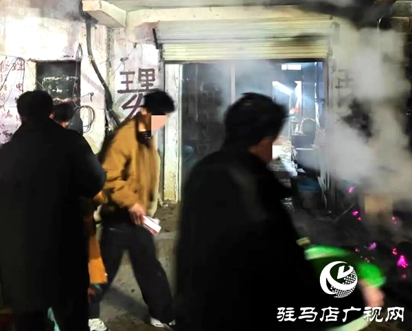 全媒体记者 朱建峰 通讯员 白雪 罗涛 &ldquo;感谢民辅警的辛勤付出，不仅挽救了我母亲的生命，也让我们的一家人感受到了社会的关爱。&rdquo;2月13日，居民刘先生来到平舆县公安局射桥派出所，将一面印有&ldquo;救人于火 警民情深&rdquo;的鲜红锦旗和一封饱含深情的感谢信送到民辅警手中，以此表达深深谢意。  2月11日凌晨，射桥派出所民警黄浩然、王中鹏带领辅警冯朝威、杨东豪在辖区开展夜间巡逻。行至马庄村委马桥街时，发现一处民房外柴草堆正在燃烧，火焰不断蹿升，浓烟正向屋内蔓延，情况万分危急。  民辅警第一时间果断处置、分工协作：一组利用随身装备和就近水源快速压制明火，严防火势扩大；另一组不顾浓烟呛鼻、毅然冲进屋内排查。经紧急搜寻，发现屋内一位有八旬老人仍在熟睡，对身边险情浑然不觉。民警唤醒老人，全程搀扶护送，快速将老人转移至安全地带。此时屋内已烟雾弥漫，所幸救援及时，老人身体并无大碍。随后，民辅警彻底清理火场余烬，确认无复燃隐患后才撤离现场。  警方在此提醒：冬季天干物燥，请注意用火用电安全，及时清理房前屋后柴草、杂物等易燃物品。独居老人应增强防火意识，家属需加强日常照护与安全提醒，严防火灾事故发生。